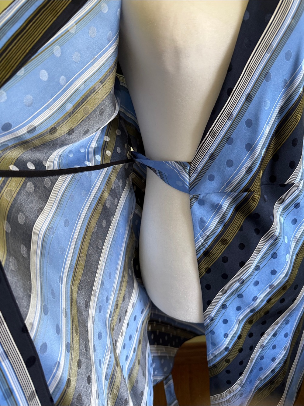 Diane Von Furstenberg 100% Silk Wrap Mini Dress Size 2 - Picture 7 of 17